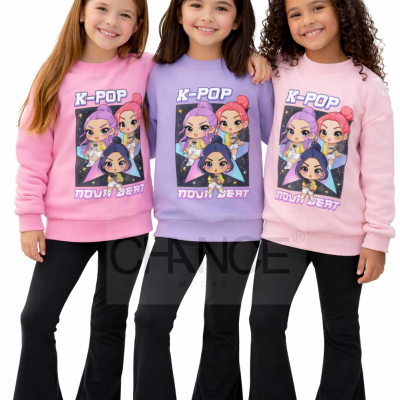 Três meninas com sweatshirts K-POP e calças pretas