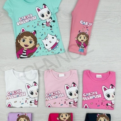Conjunto de roupa infantil com t-shirts e calças coloridas com estampados de personagens e texto