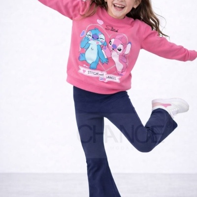 Rapazinha sorridente a usar camisola rosa com personagens Stitch e Angel, calças azul escuras e sapatilhas brancas e rosa