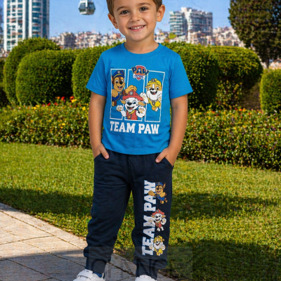 Criança em conjunto azul Paw Patrol em parque urbano