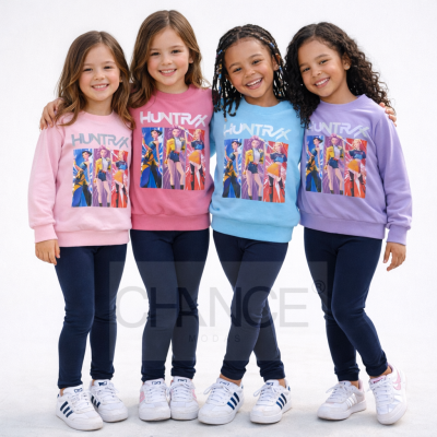 quatro meninas vestem sweatshirts coloridas com estampas HUNTRX, calças azuis escuras e ténis brancos