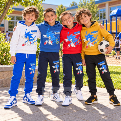Miúdos com fatos de treino coloridos com estampados do Sonic the Hedgehog ao ar livre
