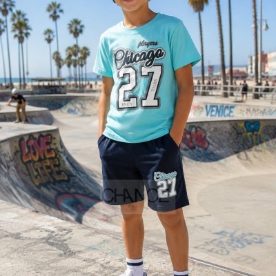 Menino com conjunto azul claro e azul escuro estampado Chicago 27 em parque de skate