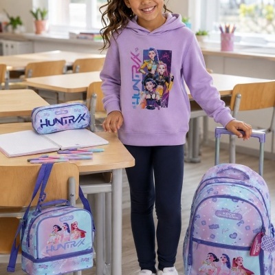 Mochila rodinhas, mochila pequena, estojo e camisola lilás com personagens e texto HUNTR/X, representando KPOP DEMON HUNTR/S em sala de aula