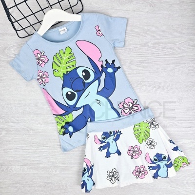 Conjunto infantil com t-shirt azul clara e saia branca com estampado Stitch, flores e folhas