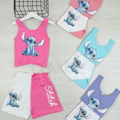 Conjunto infantil rosa, branco, azul e lilás com estampado do Stitch e palavra STITCH em calções.