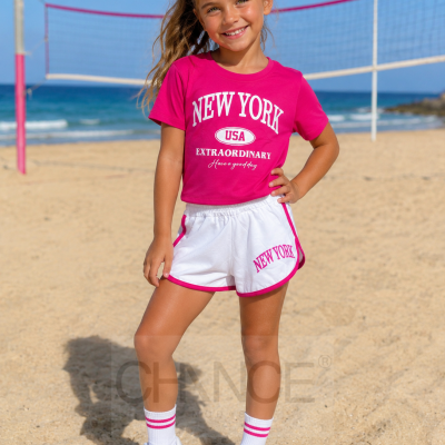 Menina em praia com conjunto desportivo rosa e branco com texto NEW YORK