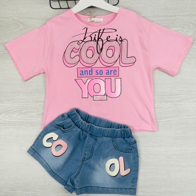 Conjunto infantil de t-shirt rosa e calções de ganga azuis com letras aplicadas