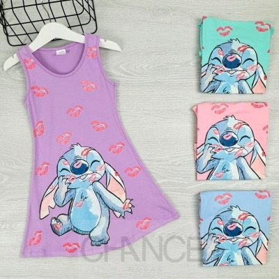 Vestido lilás com estampa da personagem Stitch e lábios vermelhos ao redor, com três roupas dobradas nas cores verde, rosa e azul ao lado.