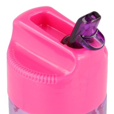 Tampa rosa com bico roxo transparente numa garrafa de plástico