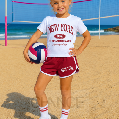Menina com roupa desportiva branca e vermelha na praia a jogar voleibol