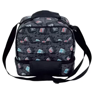 Bolsa preta com padrão de cubos coloridos e alça preta ajustável