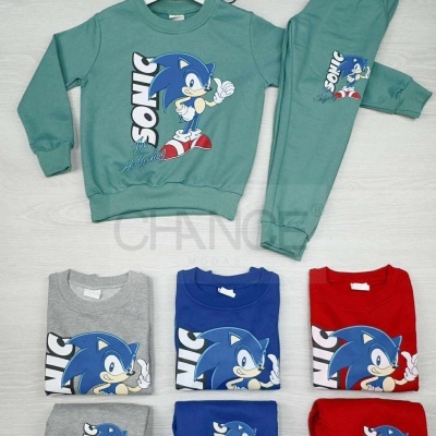Conjunto de roupa infantil com ilustração do Sonic em várias cores sobre chão claro