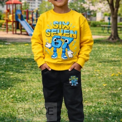 Criança em parque com sweatshirt amarela e calças pretas com estampas SIX SEVEN