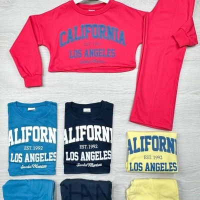 Conjunto de roupa para criança com sweat e calças em várias cores com texto California Los Angeles.