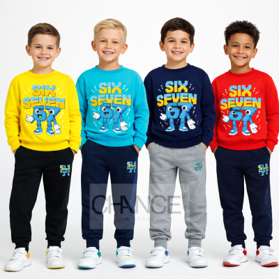 Quatro meninos com fatos de treino coloridos e estampados sorrindo de pé em fundo branco.