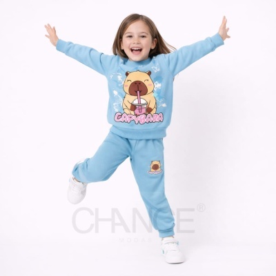 Menina a usar conjunto infantil azul com estampa de capivara e texto CAPYBARA