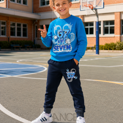 Menino com conjunto azul e azul escuro com estampados de números e texto SEVEN numa quadra de basquetebol.