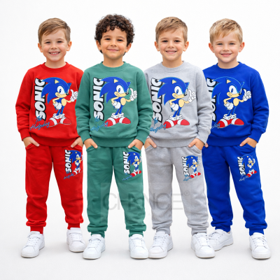 Crianças com fatos de treino com estampa do Sonic em várias cores