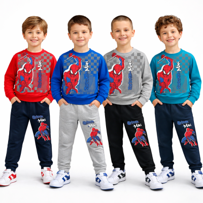 Quatro meninos com roupas desportivas Spider-Man em várias cores, posando juntos com fundo branco.