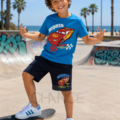 Criança com conjunto azul e preto com estampado do McQueen Cars em parque de skate junto à praia