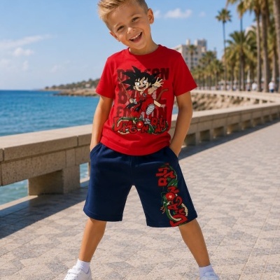 Menino sorridente com roupa Dragon Ball junto ao mar num dia ensolarado
