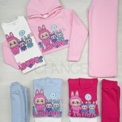 Conjunto de roupa infantil com sweatshirts coloridas e calças correspondentes, estampadas com personagens e texto LABUBU.