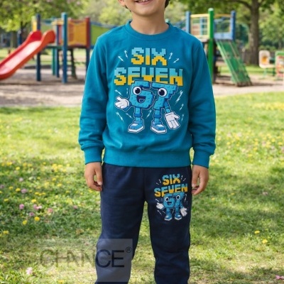Criança com roupa azul estampada com texto e números em parque infantil