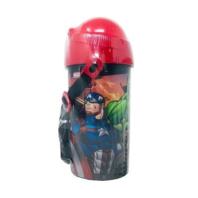 Garrafa infantil vermelha com imagem de Capitão América e Hulk