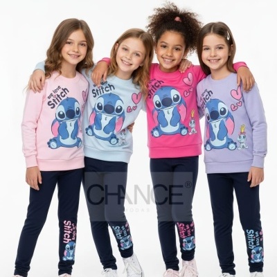 Quatro meninas vestem conjuntos coloridos com estampado do personagem Stitch.