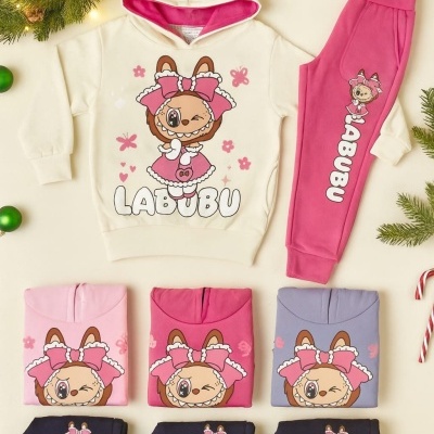 Conjunto de roupa infantil creme e rosa com personagem de coelho e texto LABUBU
