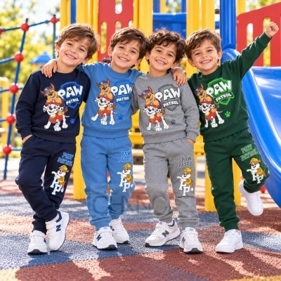 Crianças com fatos de treino da PAW PATROL em parque infantil