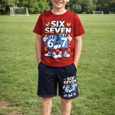 Criança com t-shirt vermelha e calções pretos com estampados de números e texto em campo de futebol