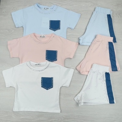 Três conjuntos infantis de t-shirt e calções em azul claro, rosa e branco com bolsos azuis.