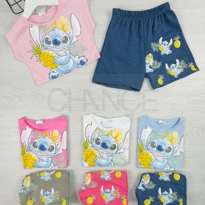 Conjunto infantil rosa e azul com estampa do personagem Stitch e abacaxis, junto com outras t-shirts e calções dobrados em várias cores.