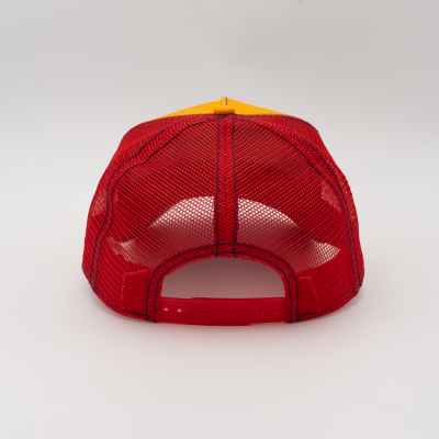 Boné trucker amarelo e vermelho visto por trás
