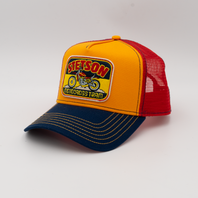 Boné de pala amarelo com pala azul e rede vermelha com bordado frontal de mota e texto