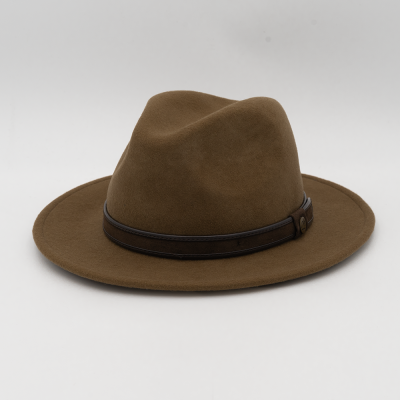 Chapéu masculino castanho em feltro com aba larga e faixa de couro castanho escuro