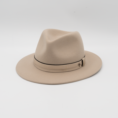 Chapéu feminino bege de feltro com aba larga e fita decorativa