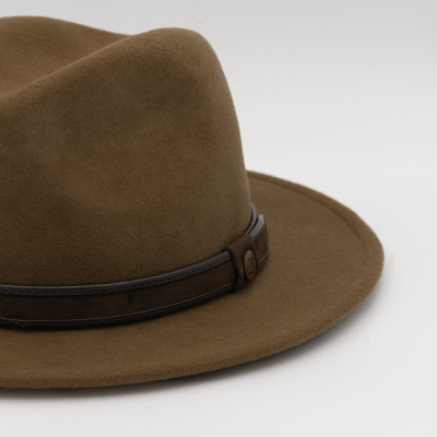 Chapéu castanho de feltro com cinta preta decorativa