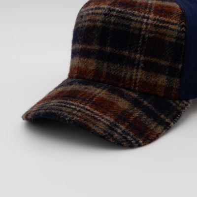 Boné xadrez castanho, azul, bege e cinzento com lateral azul sobre fundo branco