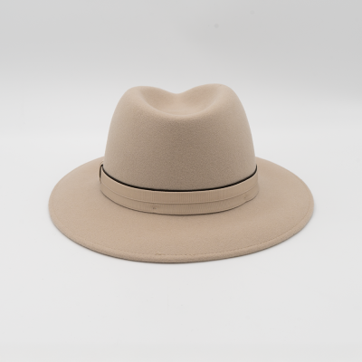 Chapéu castanho claro em feltro com aba larga e fita decorativa