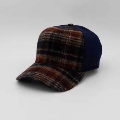 Boné xadrez castanho e azul com laterais azuis e logo Stetson bordado