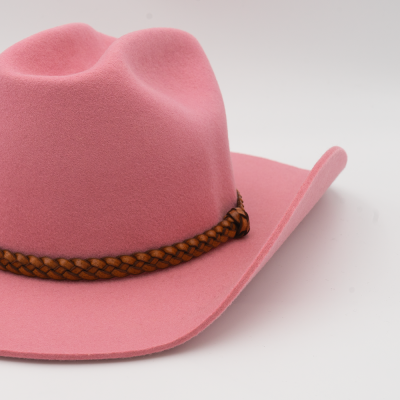 Chapéu de cowboy rosa com faixa trançada castanha