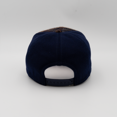 Boné ajustável azul escuro com padrão xadrez castanho na parte superior