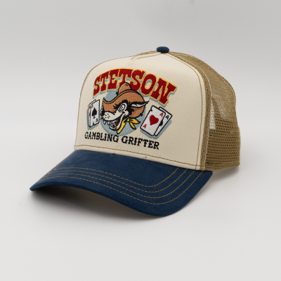 Boné trucker bege e azul com bordado colorido de personagem e cartas de baralho