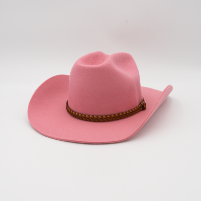 Chapéu de cowboy rosa em feltro com fita de couro castanha trançada