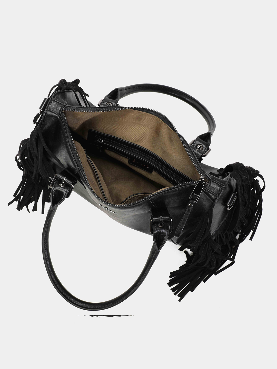 Mala preta em pele com franjas e interior castanho claro aberta