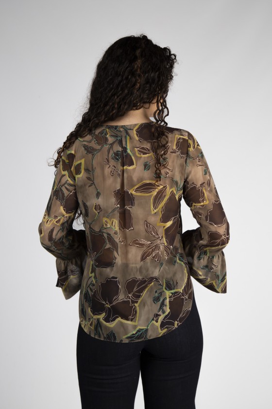 Blusa feminina transparente com estampa floral em várias cores vista de costas