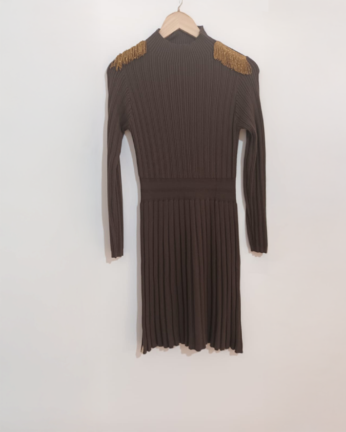 Vestido de malha castanho escuro com franjas douradas nos ombros